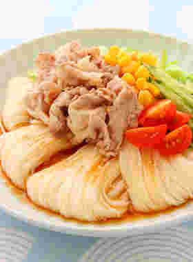 豚しゃぶときゅうり、トマトなどをのせたサラダそうめん