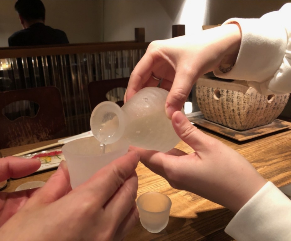お酌のマナー心得集!目上の方に失礼のないお酒の注ぎ方を習得しよう | お食事ウェブマガジン「グルメノート」