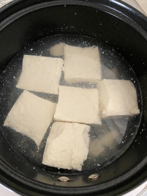 豆腐を湯通しする理由は?詳しいやり方からその他の水切り方法まで紹介 | お食事ウェブマガジン「グルメノート」