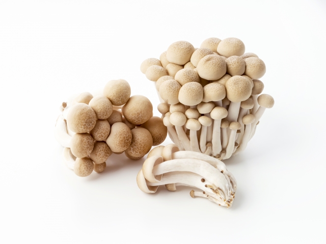 しめじは生で食べられる？保存方法や加熱時間・人気レシピも紹介 | お食事ウェブマガジン「グルメノート」