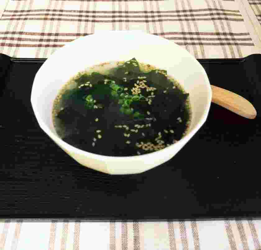 そぼろ丼の献立に合うわかめたっぷり塩麹スープ
