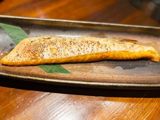 鮭ハラスはカロリーが高くて太りやすい?簡単な焼き方とおすすめレシピも | お食事ウェブマガジン「グルメノート」