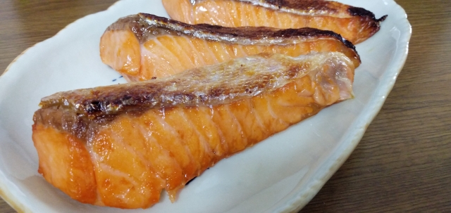 鮭ハラスはカロリーが高くて太りやすい?簡単な焼き方とおすすめレシピも | お食事ウェブマガジン「グルメノート」