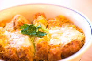 カツ丼のカロリーを一覧で紹介 かつや ほっともっと なか卯のカロリーは お食事ウェブマガジン グルメノート