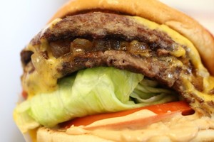 にくにくにくバーガーはモスの限定メニュー カロリーや糖質を徹底解説 お食事ウェブマガジン グルメノート