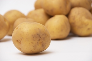 じゃがいもの青い部分は食べられる 芽の取り方や青くならない保存方法を紹介 お食事ウェブマガジン グルメノート