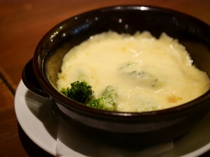 ブロッコリー、チェダーチーズ、ほうれん草のフリッタータ レシピ