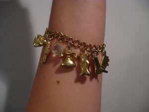 https://commons.wikimedia.org/wiki/File:Gold_charm_bracelet.JPG