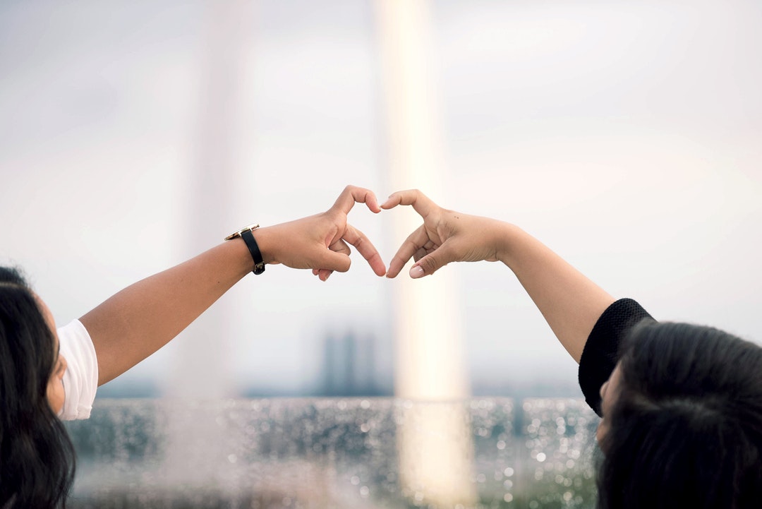 夢占い 付き合う夢の意味 異性や誰かと付き合ってる夢の暗示は 女性がキラキラ輝くために役立つ情報メディア
