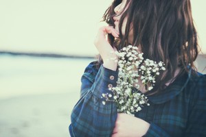 男性が肩を抱く心理 女性の肩に腕や手を回して歩く意味とは 女性がキラキラ輝くために役立つ情報メディア