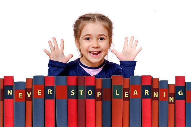 外国人の子供の写真と"EVER STOP LEARNING"という文字