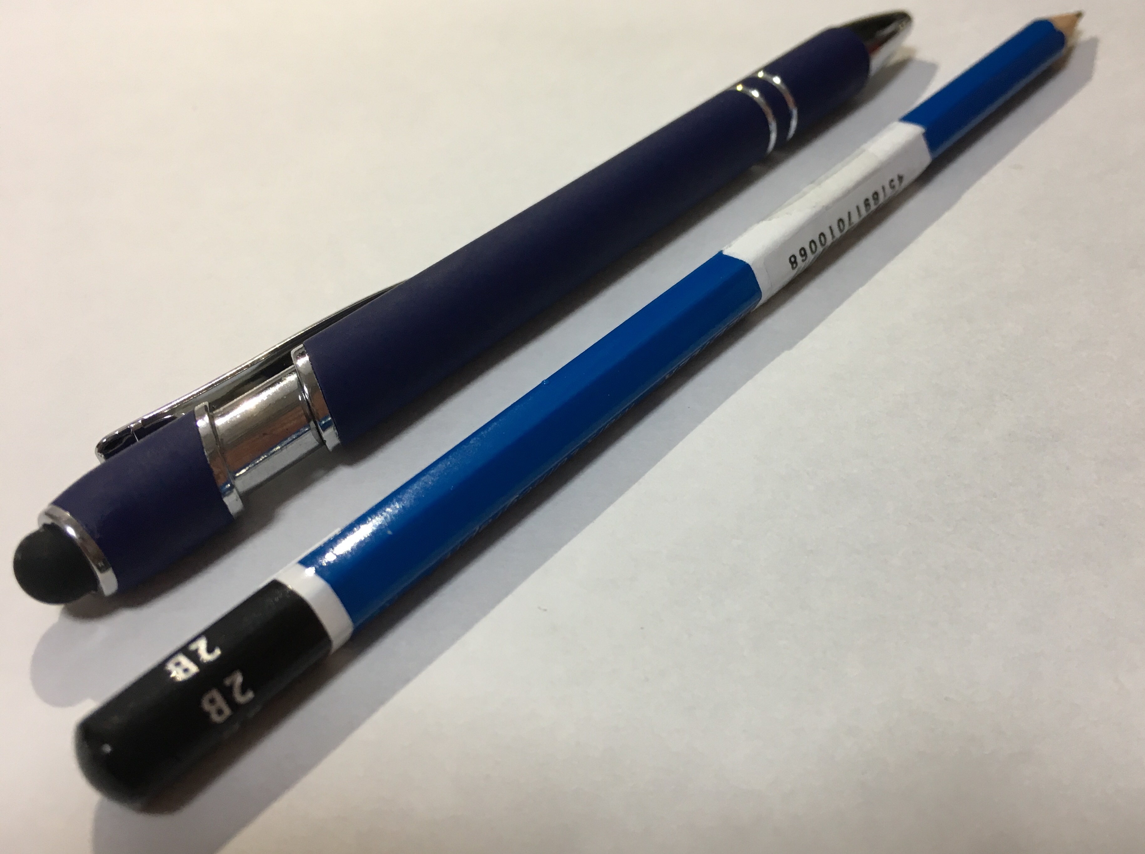 「ペン」と「鉛筆」のイメージ(筆者私物)