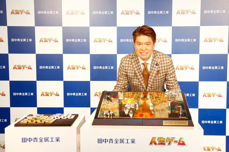 仕上げのプレートを金づちで打ち込み「最近、こんな仕事ばっかりだから街の子どもに最近は大工さんだと思われてる」とコメント