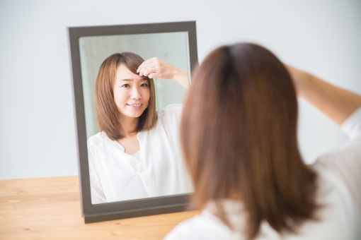前髪を自分で切る方法とコツ ぱっつん前髪もセルフカットで Lovely