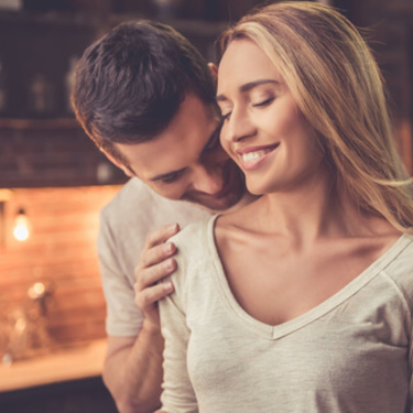 男性が女性を抱きしめる心理は 抱きしめ方別に解説 Lovely