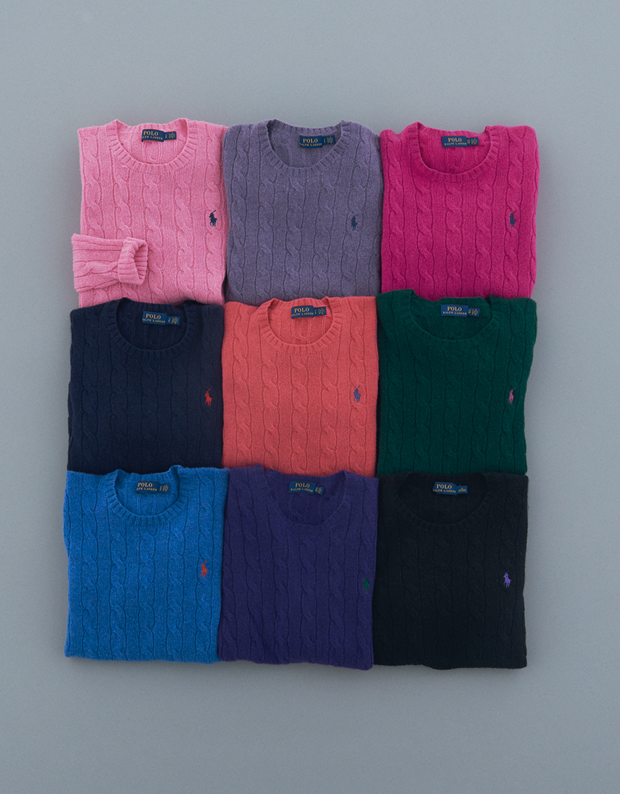 クルーネックセーターの心浮き立つカラーパレット