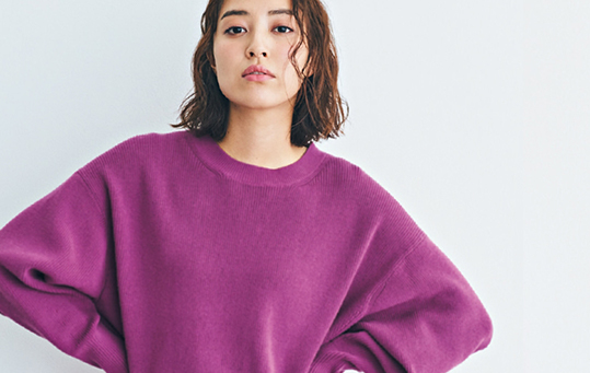 【コスパニット】顔回りが華やぐビビットカラーのニットが旬