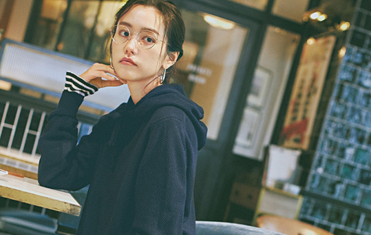 【休日ニット】「ニットフーディ」で辛口フェミニンに仕上げて