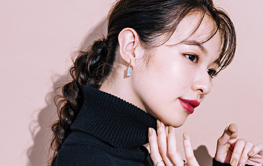 【休日ニット】「ニットフーディ」で辛口フェミニンに仕上げて