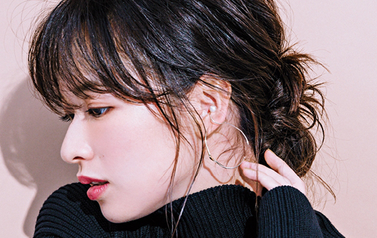 【休日ニット】「ニットフーディ」で辛口フェミニンに仕上げて