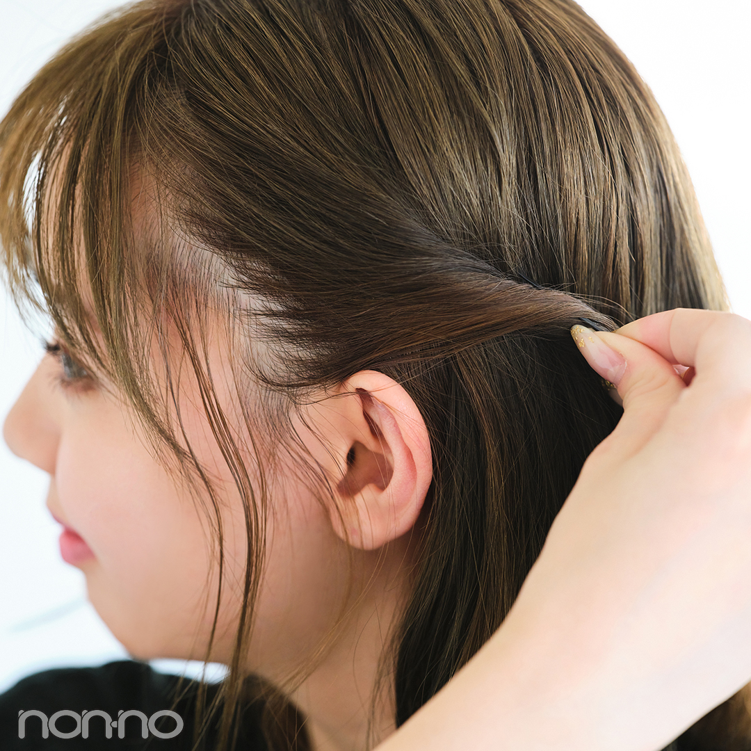 挿したピンを引き上げ、髪の根元にぐっと差し込んで固定する。