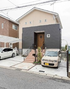 玄関周りを大きく張り出されたデザイン。2色使いの外壁がモダンな印象を演出(千葉県成田市のH様邸)