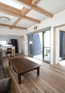 中庭は室内に心地よい風と光を運び、室内がより広く感じます (茨城県神栖市K様邸)
