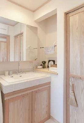 建具や洗面台の扉も天然木仕様。タイルのカウンターとマッチし、カントリーな雰囲気に(千葉県成田市Y様邸 )