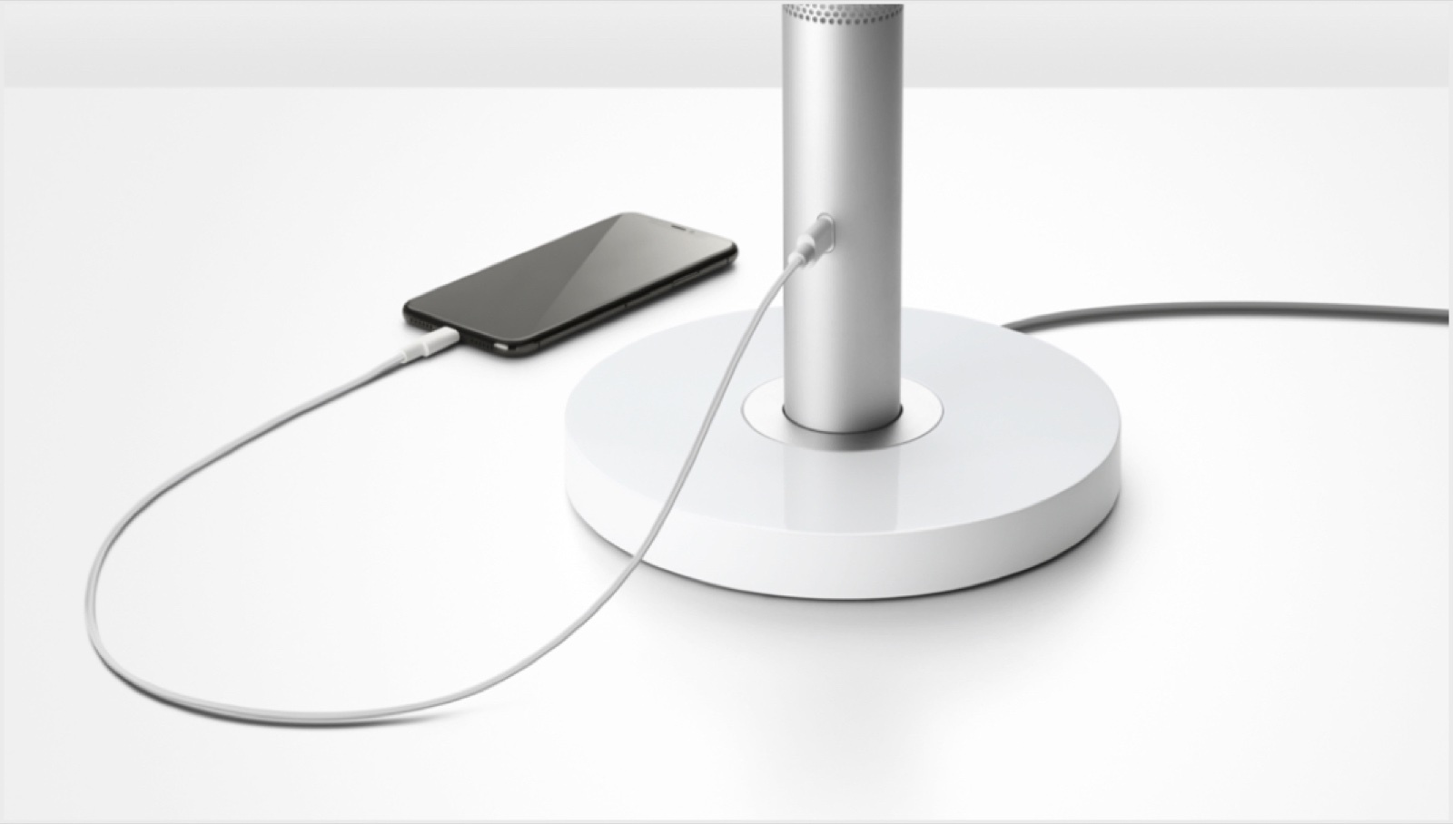 台座のUSB-Cで、スマートフォンなどを充電できる