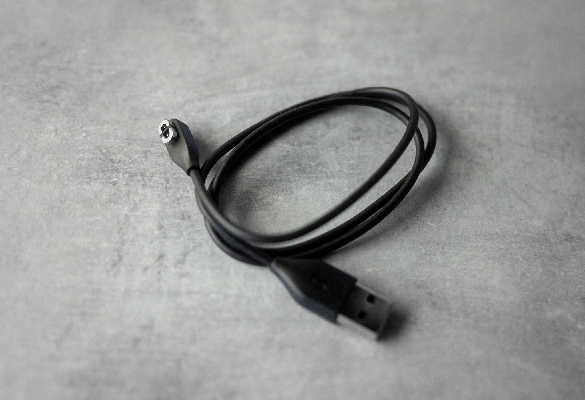 磁石で付く専用の充電ケーブル