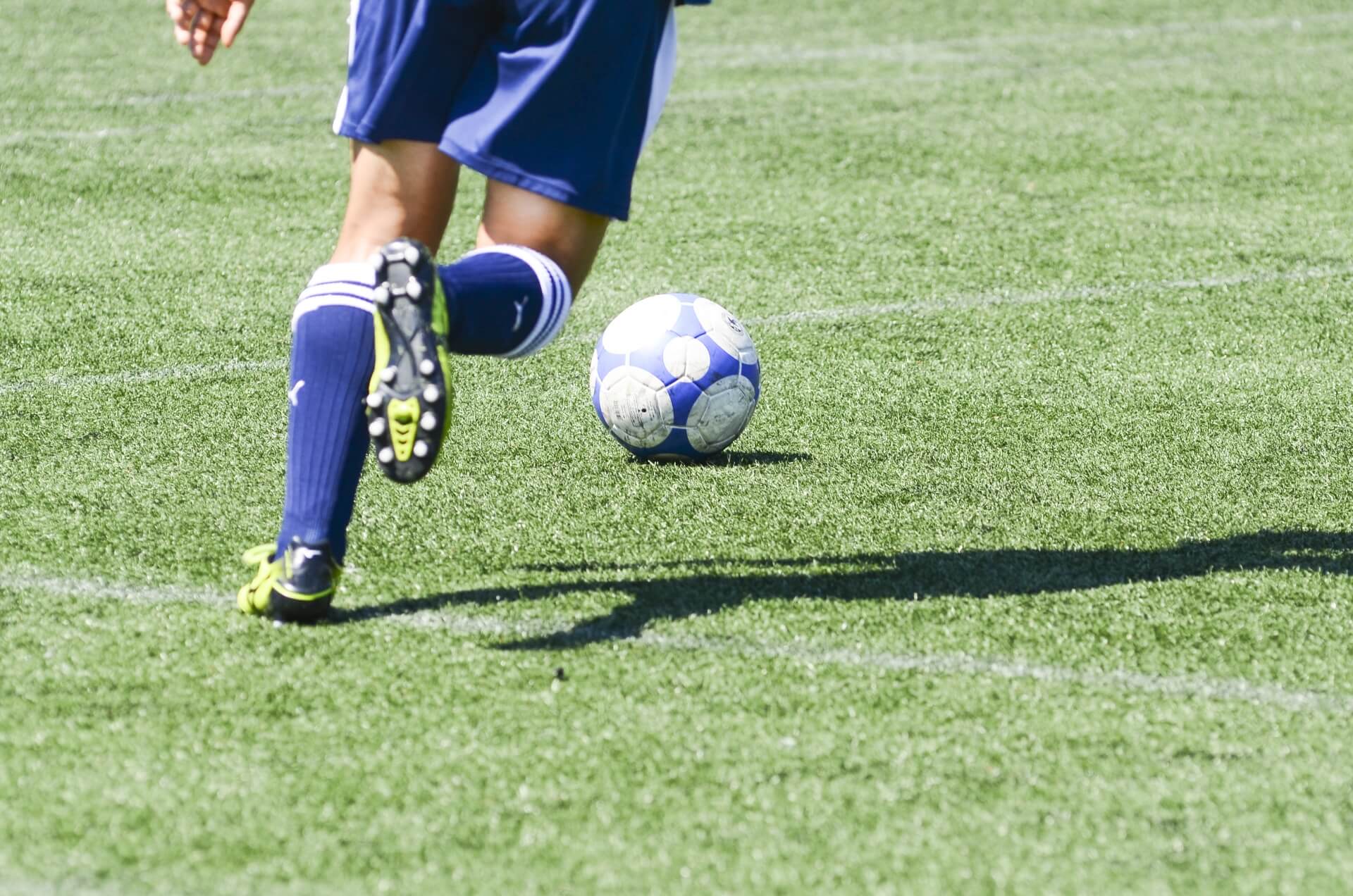サッカー で巧いサイドハーフの動き方、ボールの貰い方 サッカー で巧いサイドハーフの動き方、ボールの貰い方