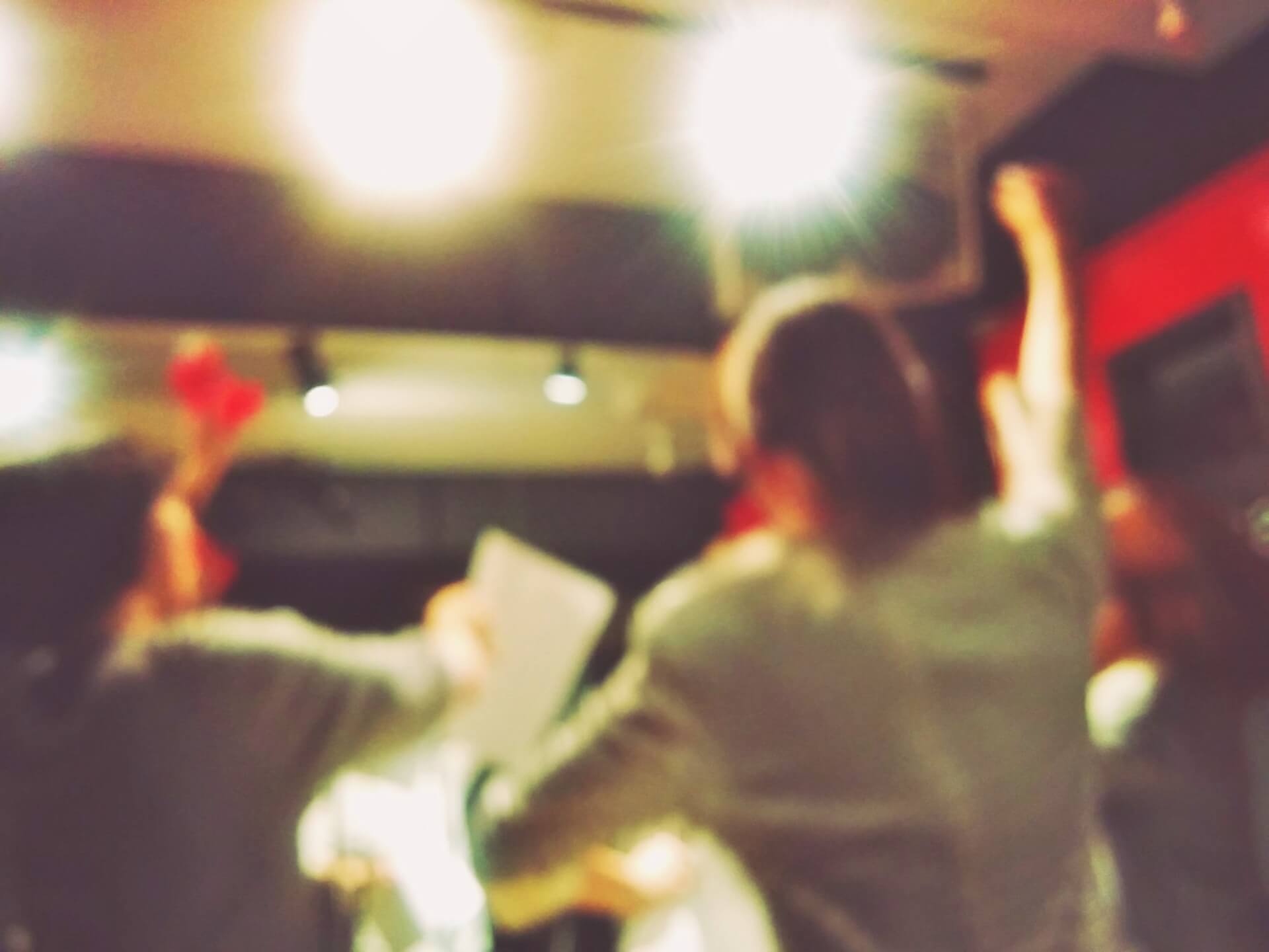 万人ウケするカラオケで歌いやすいアップテンポな曲は? 万人ウケするカラオケで歌いやすいアップテンポな曲は?