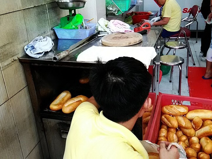 ホーチミン一番のおいしさ!?バインミーの有名店「BANH MI HUYNH HOA(バインミー・フィンホア)」