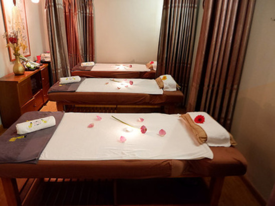 南国香る部屋で体験する一流マッサージ