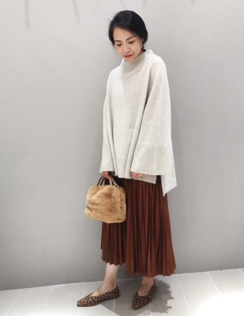 本日はニットポンチョとスウェードスカートで休日お出かけスタイルにしてみました☆
 
グレージュのニットはボトムの色を選ばず合わせやすい万能選手◎
 
シルエットもお尻がすっぽり隠れる長めの丈感で
前をタックインして着てみるのも素敵です。
 
この秋は楽チンおしゃれなコーデを楽しんでくださいませ。