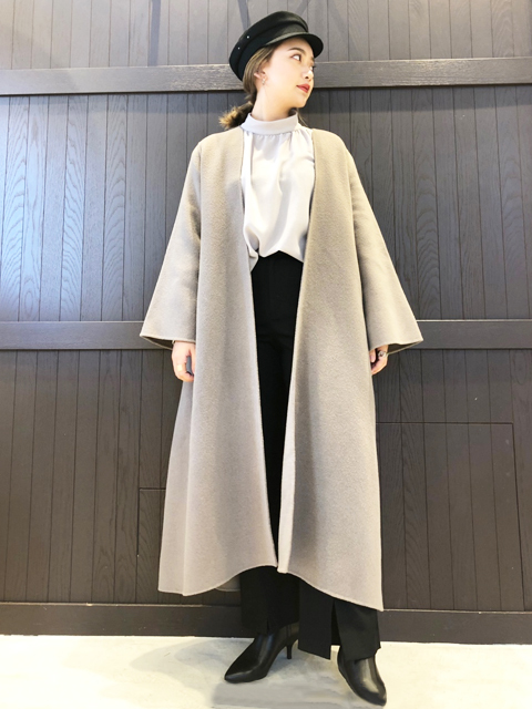 本日はリバーコートのご紹介です。

お袖と裾の広がりのあるデザインが可愛く、
シンプルなのに
お洒落に決まるコートです♪
 
ON/OFF両方でお使いいただけるアイテムです◎