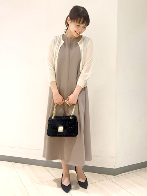 オケージョンにも活躍♪
程よい透け感とパールボタンが上品な印象のシアーカーディガン入荷いたしました。
コンパクトなサイズ感なので、ワンピースに羽織ったり、ボタンをとめてプルオーバー風に着ても◎

透け感があるので、一枚で着る時はキャミソールやベアトップと合わせるのがおすすめのアイテムです。是非、お試しくださいませ♪