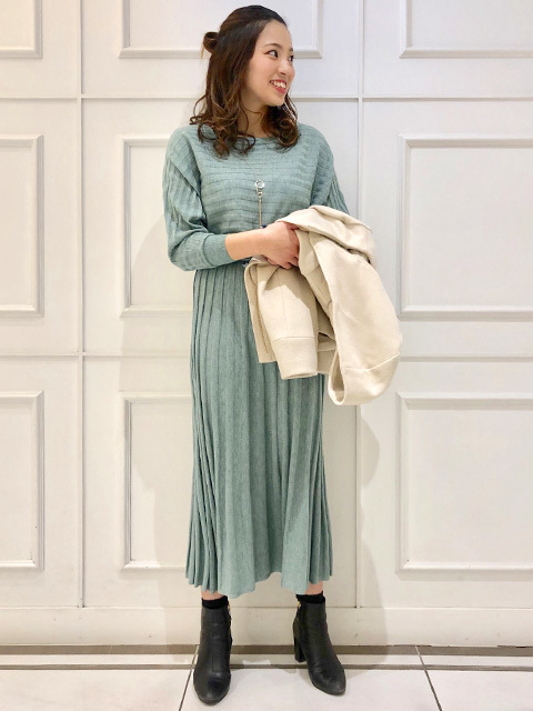 
本日はニットワンピースをご紹介致します！

きちんとした雰囲気も残しつつ、
ニット素材なので着心地の良いワンピース。

程よい生地の厚さと重さが歩くたびに揺れ、
リブスカートならではの大人な女性の雰囲気に。自然なネックの広がりが、
デコルテ部分やネックラインをきれいに見せてくれます。

落ち着いた明るめのお色でお作りしているので、秋冬だけではなく春先まで着て頂ける万能ワンピースです☆