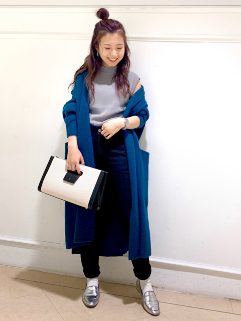 本日は人気ニットカーディガンをご紹介致します♪

女性らしいオーバーサイズのロングカーディガンです。
柔らかいフォックスで作られているので暖かくで軽い！コーディガン感覚で長く使って頂けます♪
肩を落としたデザインになっているので袖通しがしやすく、ニットの上からでも羽織やすいです。
少し後ろに抜け感を出して羽織ると今っぽく女性らしくなりますよ揺れる。
エレガントなキレイめスタイルからカジュアルまで、どんなコーディネートの上に羽織って頂けます◎
 