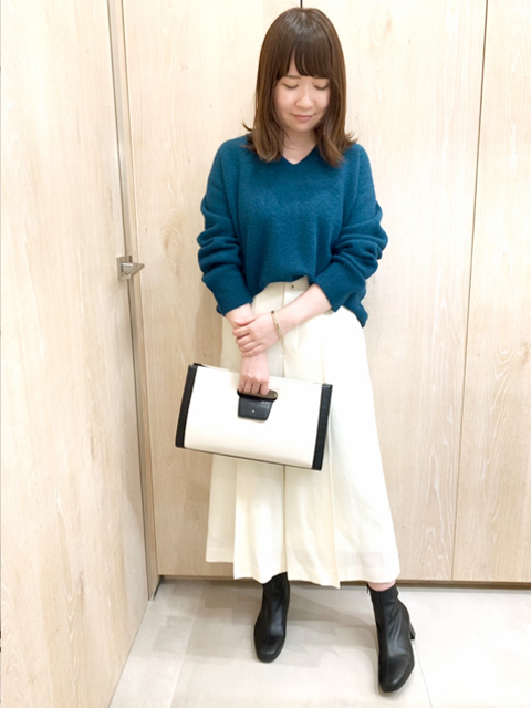 

本日ご紹介するのは、人気のウールフォックスニットのグリーンに
ツイードパンツのホワイトを合わせ、小物やブーツのお色味を白黒で統一したAutumｎコーディネート。
 
 
チクチクせず、着心地抜群なVネックデザインニットは、なんとサイズ展開もご用意しております！
 
毛足の長さが程良くあり、抜いて着るのがオススメです。