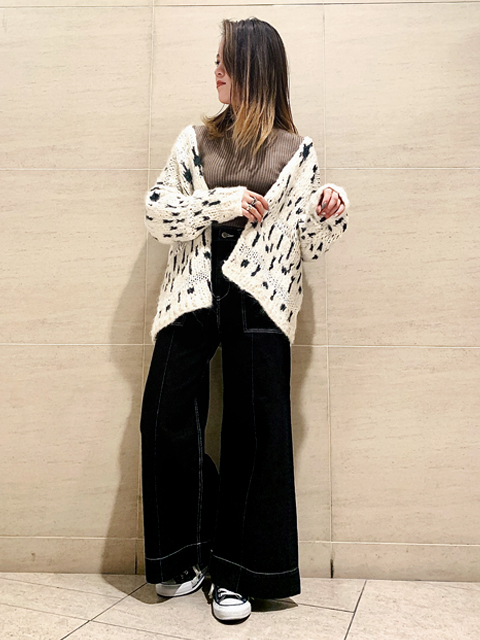 ノルディックジャガードニットカーデ入荷！

手編みのざっくり感と抜け感がおしゃれな雰囲気ある1枚です。
ノルディック柄をモノトーンにする事で落ち着いた印象に。
 
所々にレースを編み込み他にないデザインです♪
カットソーや薄手ニットに秋アウターとして、
レザーなどの上から羽織って冬場までとしっかり長くお使い頂けます！
 
ミドル丈なので細見からワイドまで、スカートやワンピースにも合わせて頂けます◎
 
羽織だけでテンションの上がるアウターいかがでしょうか？
是非、お試しくださいませ。
