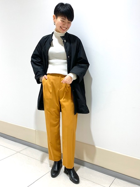 本日はコクーンシルエットのダウンのご紹介です！
 
スタンドカラーで首周りスッキリのモードなダウン。
表地はナイロンなのでモコモコせずに着られます！
 
また裾が絞れるので冷たい空気を防げますよ！！
 
少しメンズライクな雰囲気なのでスウェット×ワイドパンツなど
リラックスカジュアルコーデと相性抜群◎