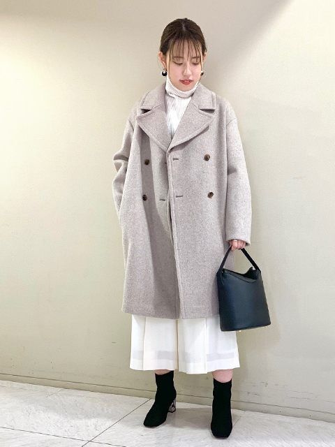 本日は新作のウールコートのご紹介です。
 
こちらのコートはパターンにこだわって作った為、ボリュームがありながらシルエットが綺麗な1枚です。
 
今回はホワイトコーデでワイドシルエットと合わせてみました。
これからの時期に大活躍してくれます♪