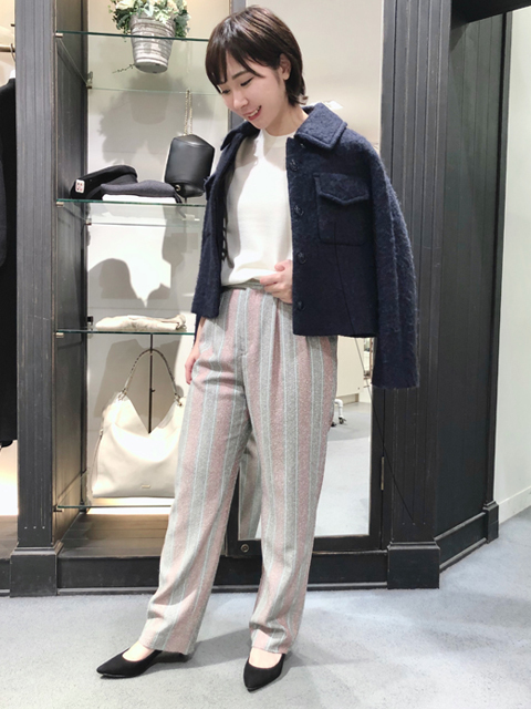 今回は色味がお洒落なパンツのご紹介です！！
 
淡いカラーのストライプで優しい印象なパンツとなっています！
ストンとしたストレートシルエットは
脚をすらっと長くみせます。
 
一枚で存在感のあるストライプ柄は
トップスは主張しないベーシックなアイテムがおすすめです！！
淡いカラーなので、春先まで活躍するアイテムとなります！
同シリーズのブラウスと合わせたセットアップスタイルもできますよ◎