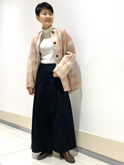 本日は張り感の綺麗なワイドパンツのご紹介です！
 
コットン素材で軽い光沢感と適度な張り感が
綺麗なワイドシルエットのパンツです！
 
インナーはコンパクトにタートルや
ゆるっとしたニットを合わせても◎
 
ハイウエストなので、足長効果もあり
存在感のある一枚です！