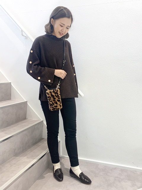 本日のご紹介はこちら！
 
オールシーズン使えるこなれシューズの代表格を生活防水仕様に！
 
スカート派だってパンツ派だって、このスマートなフォルムから目が離せません。
 
デイリー使いできる履き心地の良さ肌馴染みのいい素材に柔らかいインソールクッションで、履き心地も◎