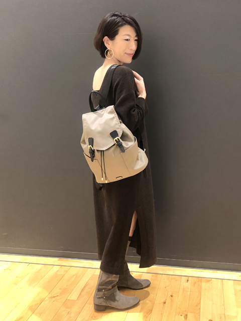 【撥水加工】ナイロンリュックをご紹介いたします。

光沢感のあるナイロン素材に
ゴールドパーツがアクセント♪
 
撥水加工を施した素材も嬉しいポイント！
 
大人カジュアルコーディネートに
おすすめのリュックです。