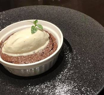 暖かいチョコレートケーキ　バナナのジェラート添え