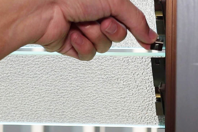 ガラスの割れ替え ルーバー窓 の交換方法とは オーダーガラス板 Com