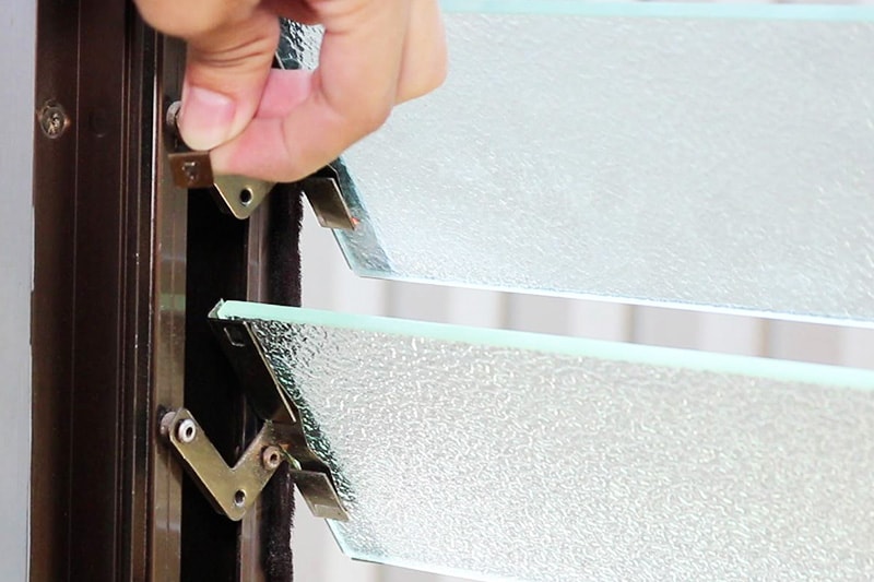 ガラスの割れ替え ルーバー窓 の交換方法とは オーダーガラス板 Com